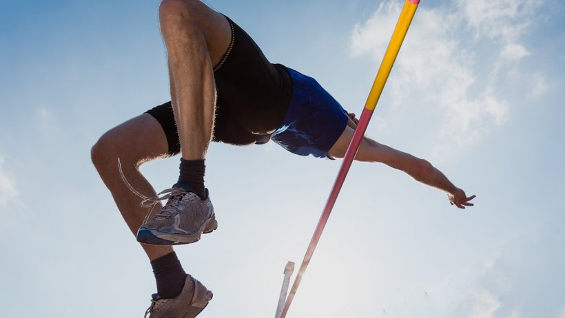 Stabhochspringer im Gegenlicht