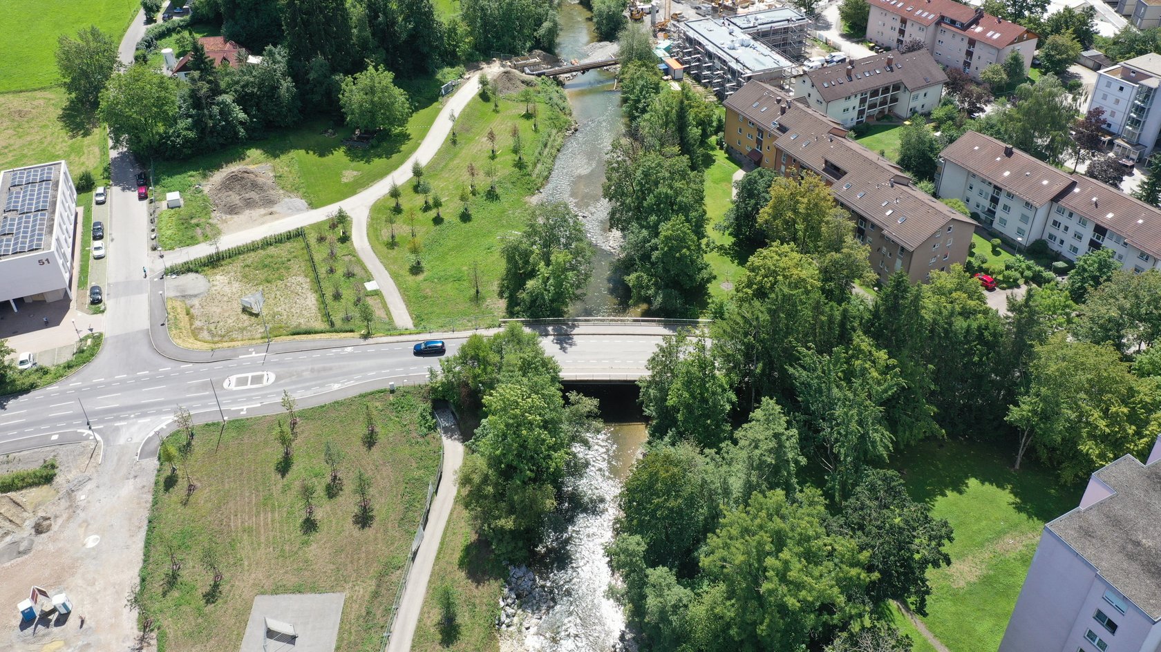 Blick auf eine naturnah gestaltete Argen in der Ortsrandlage von Wangen