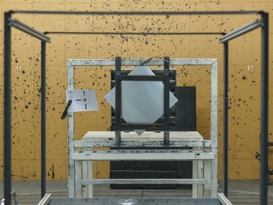 In einen Rahmen eingespanntes plattenartiges Material, das beschossen werden soll.