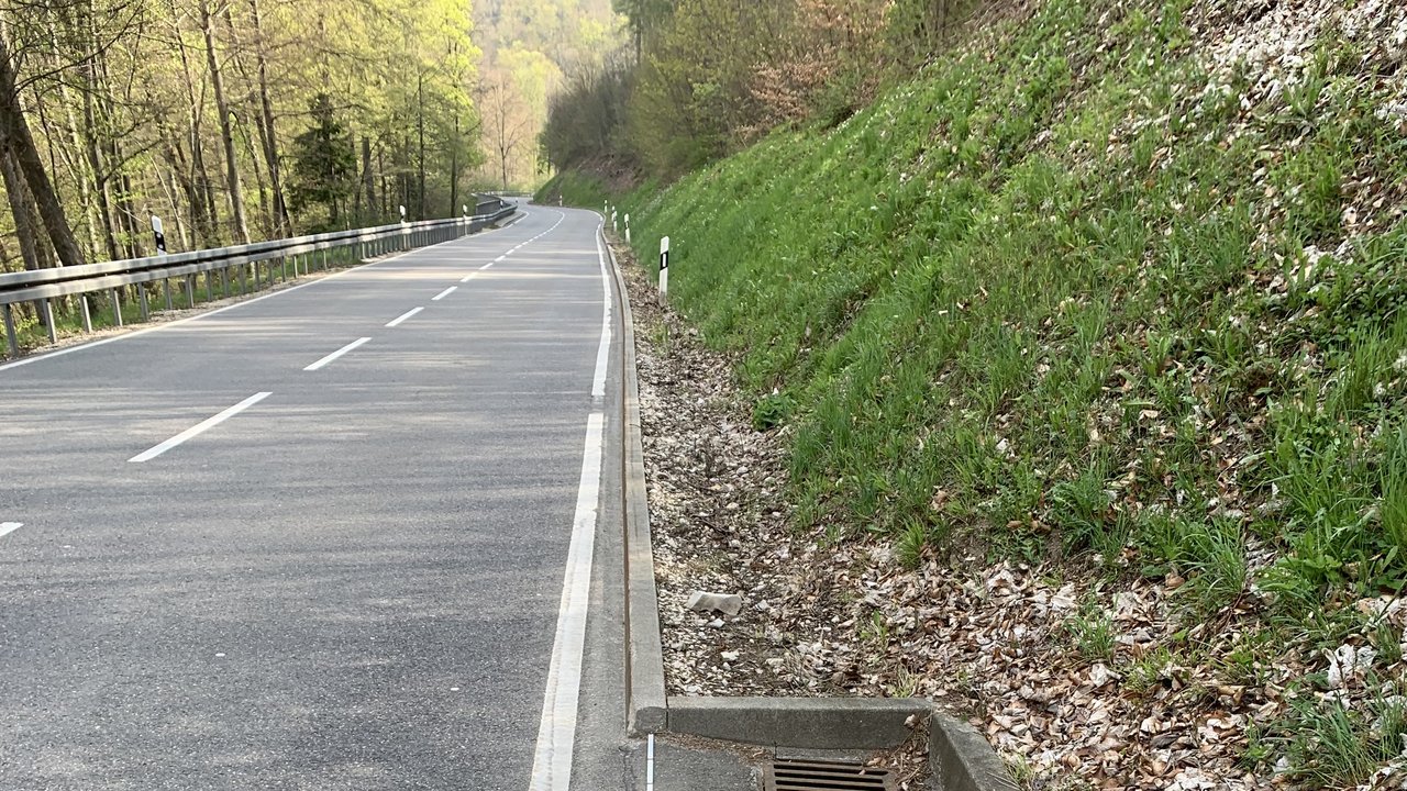 Das Foto zeigt den Standort der zukünftigen Betonschutzwand an der Talheimer Steige