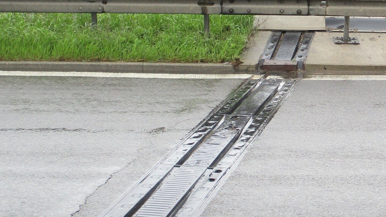 Man sieht eine schadhafte Übergangskonstruktion