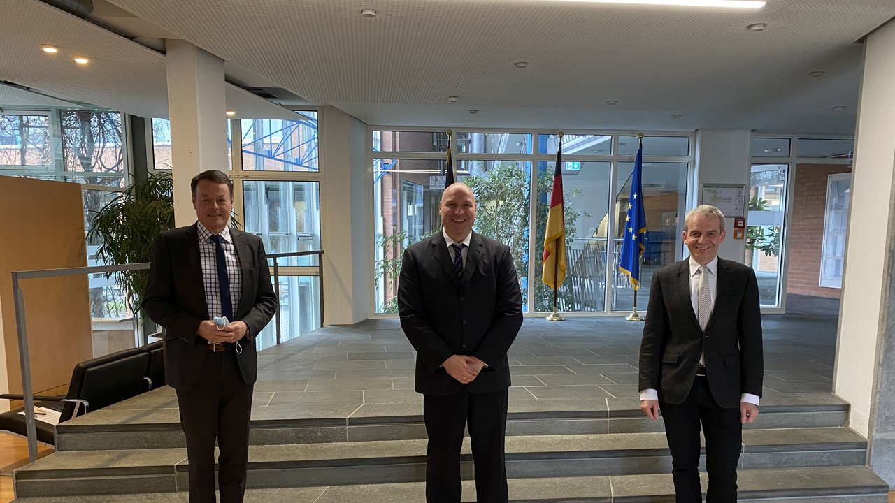 Regierungspräsident Klaus Tappeser, Matthias Kühnel und Rainer Hölz im Foyer des RP Tübingen