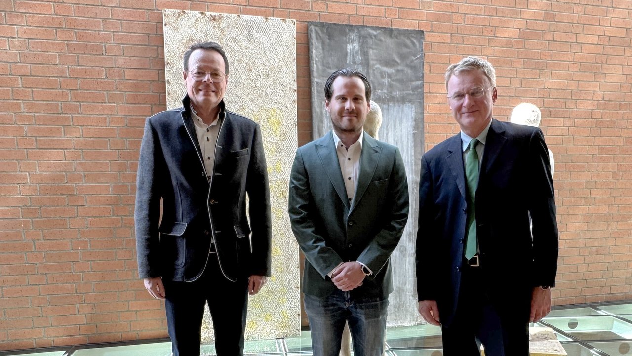 Das Foto zeigt Regierungspräsident Klaus Tappeser, Christopher Siegel, Regierungsvizepräsident Dr. Utz Remlinger im Foyer des RP Tübingen