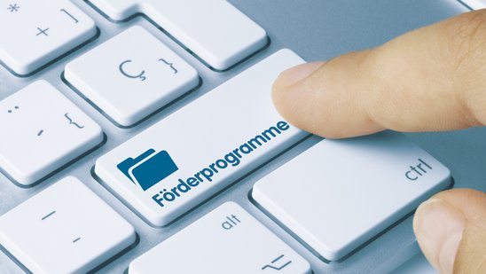 Eine Tastatur mit Aufschrift Förderprogramme