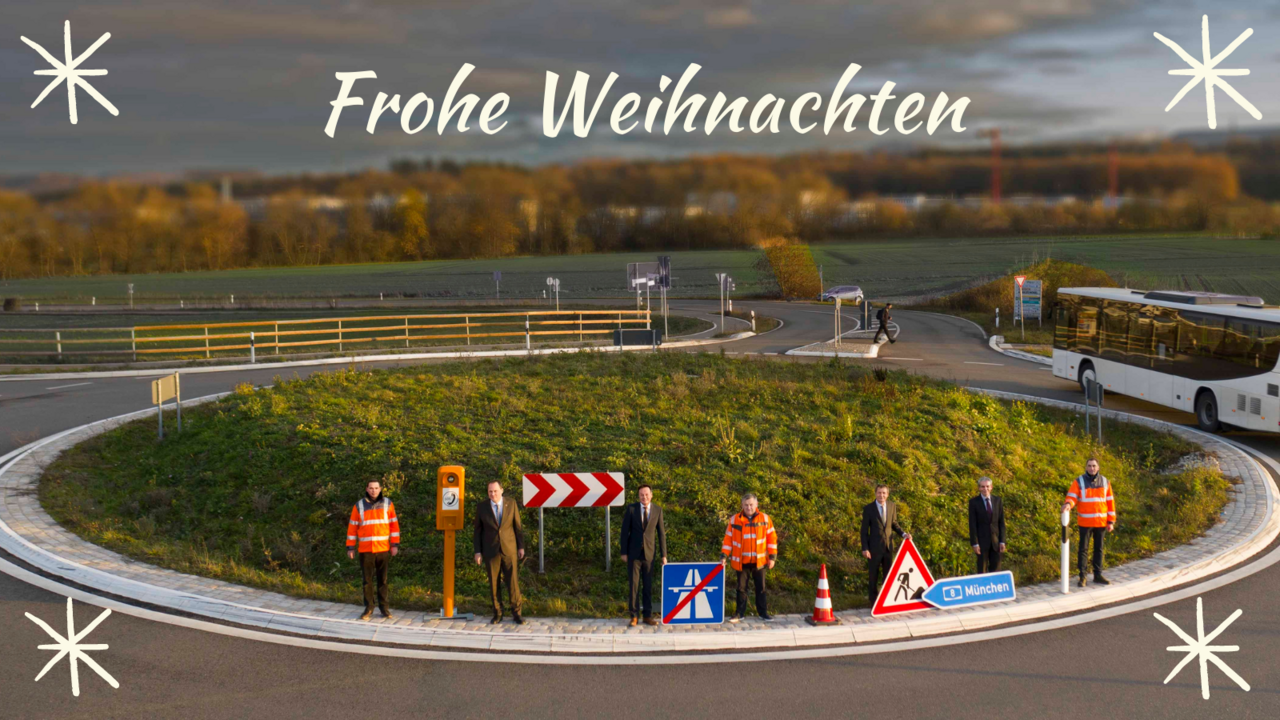 Weihnachtsgruß des Regierungspräsidiums Tübingen mit Kreisverkehr und Verkehrsschildern