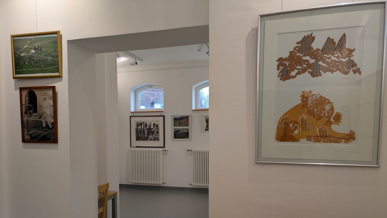 Das Foto zeigt einige Werke von Werke von HAP Grieshaber die in den Räumen des Biosphärenzentrum Schwäbische Alb ausgestellt sind
