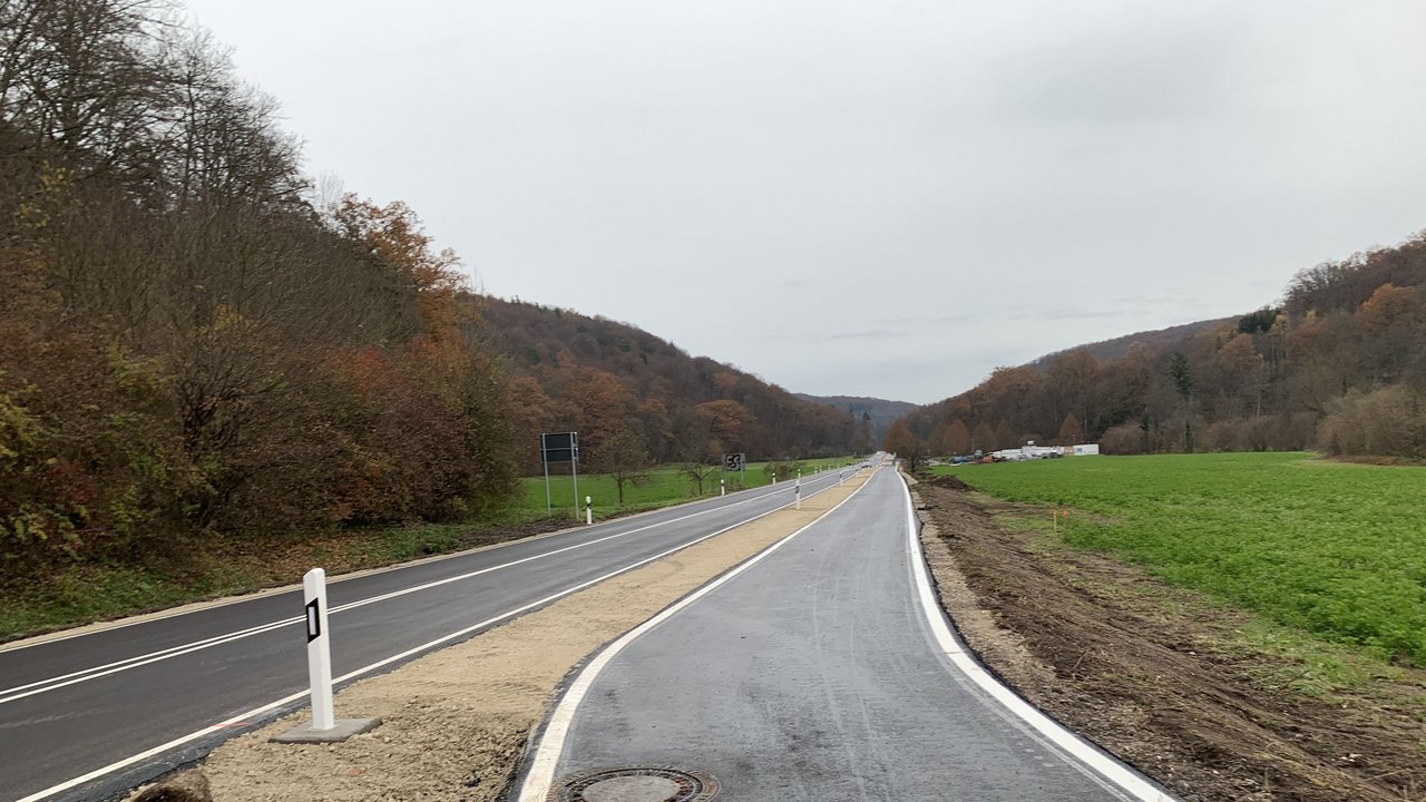 Das Bild zeigt die neu asphaltierte L 1208 zwischen Lustnau und Bebenhausen; Fahrbahnmarkierungen; der Mittel- und die Seitenstreifen befinden sich noch im Bau
