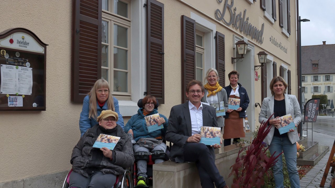 Gruppenfoto bei der Präsentation der neuen Broschüre Erfahrbar