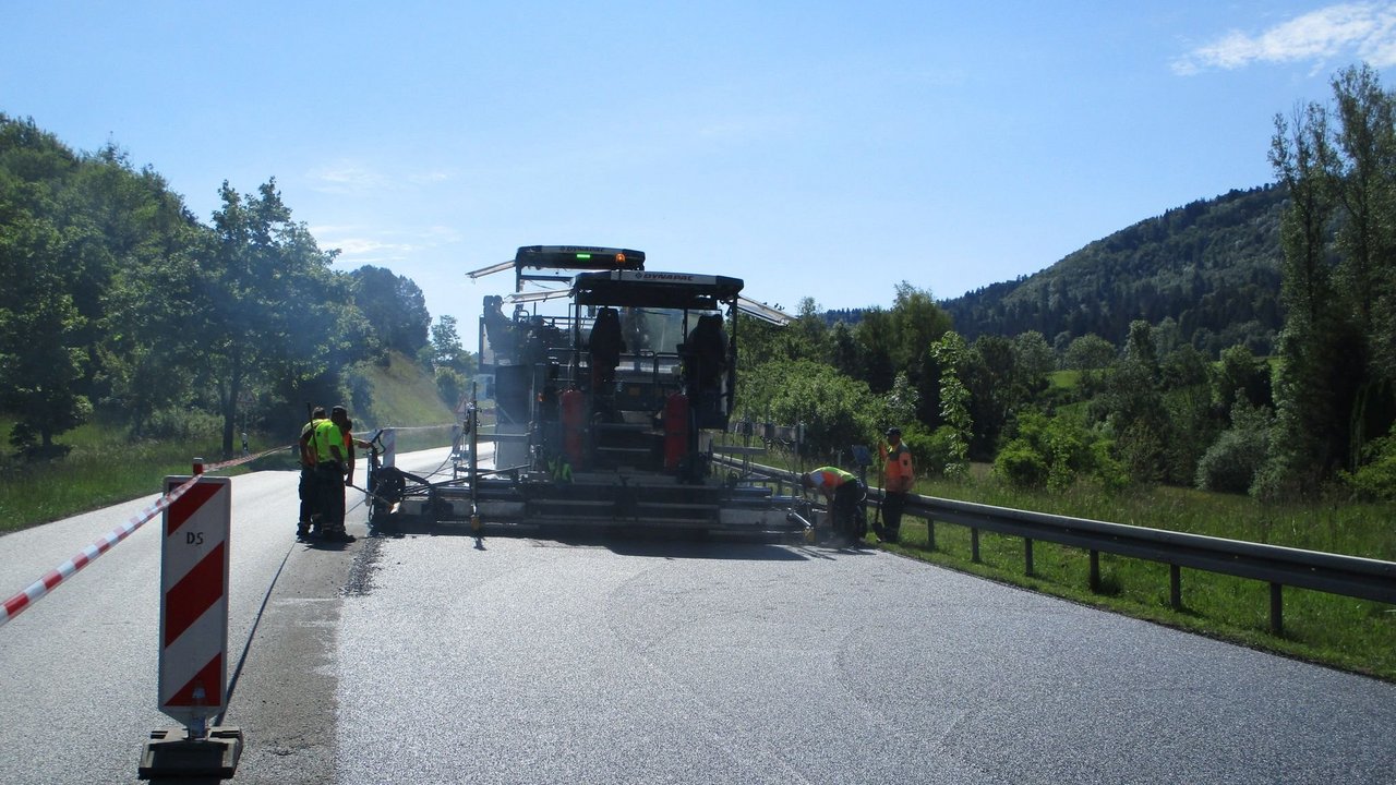 Fahrbahndeckenerneuerung auf der B 463 Albstadt-Lautlingen; das Bild zeigt ein Baustellenfahrzeug bei Asphaltierarbeiten 