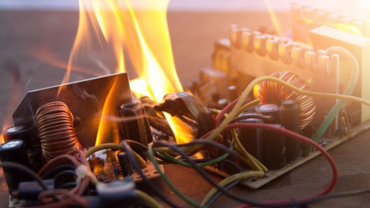 Elektrisches Gerät steht nach einem Kurzschluss in Flammen