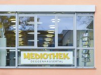 Schaufenster mit Blick in die Mediothek Deggenhausertal