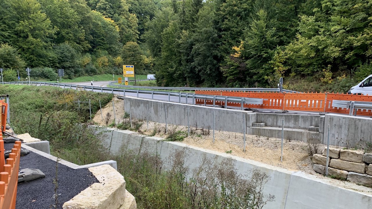 Das Bild zeigt die noch fehlende Radbrücke an der B 28