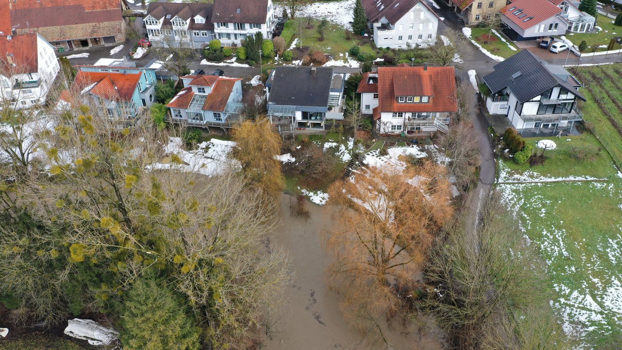 Das Bild zeigt die Schussen von oben und im Hintergrund ein paar Häuser
