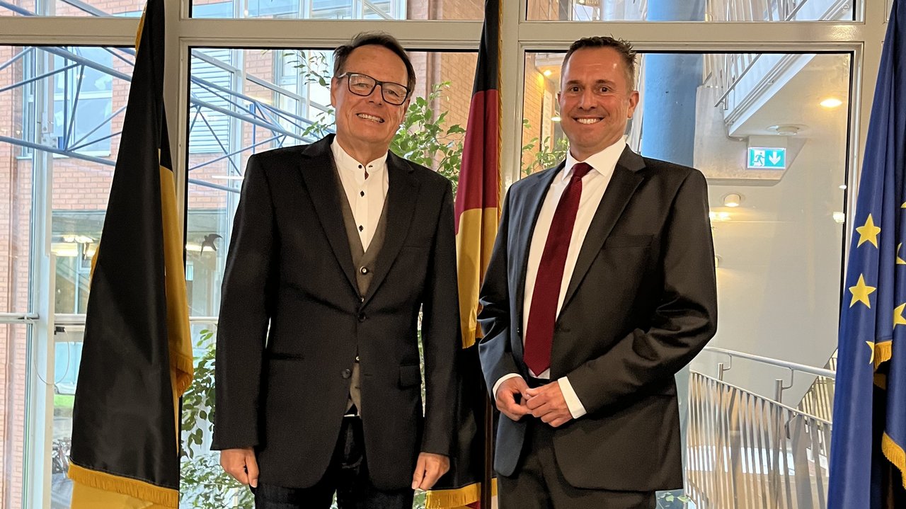 Das Foto zeigt Regierungspräsident Klaus Tappeser und Abteilungsleiter Michael Kittelberger im Foyer des RP Tübingen