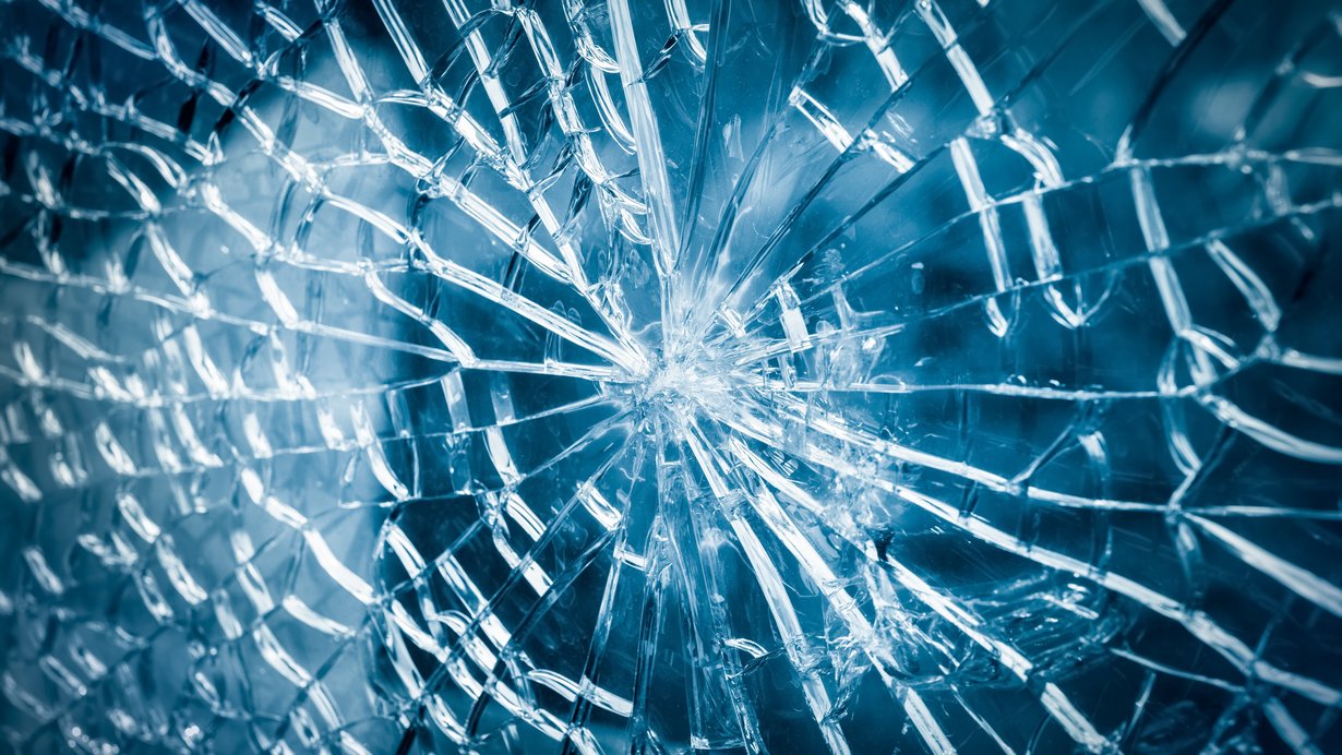 eine gesplitterte Scheibe Sicherheitsglas
