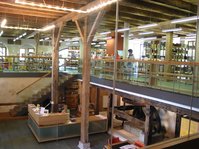 Innenansicht über 2 Stockwerke (Erdgeschoss mit Theke und 1. Obergeschoss) der Stadtbücherei Bad Urach in der Schloßmühle 