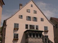 Rückseite des Kornhausgebäude der Stadt­bi­blio­thek Leut­kirch