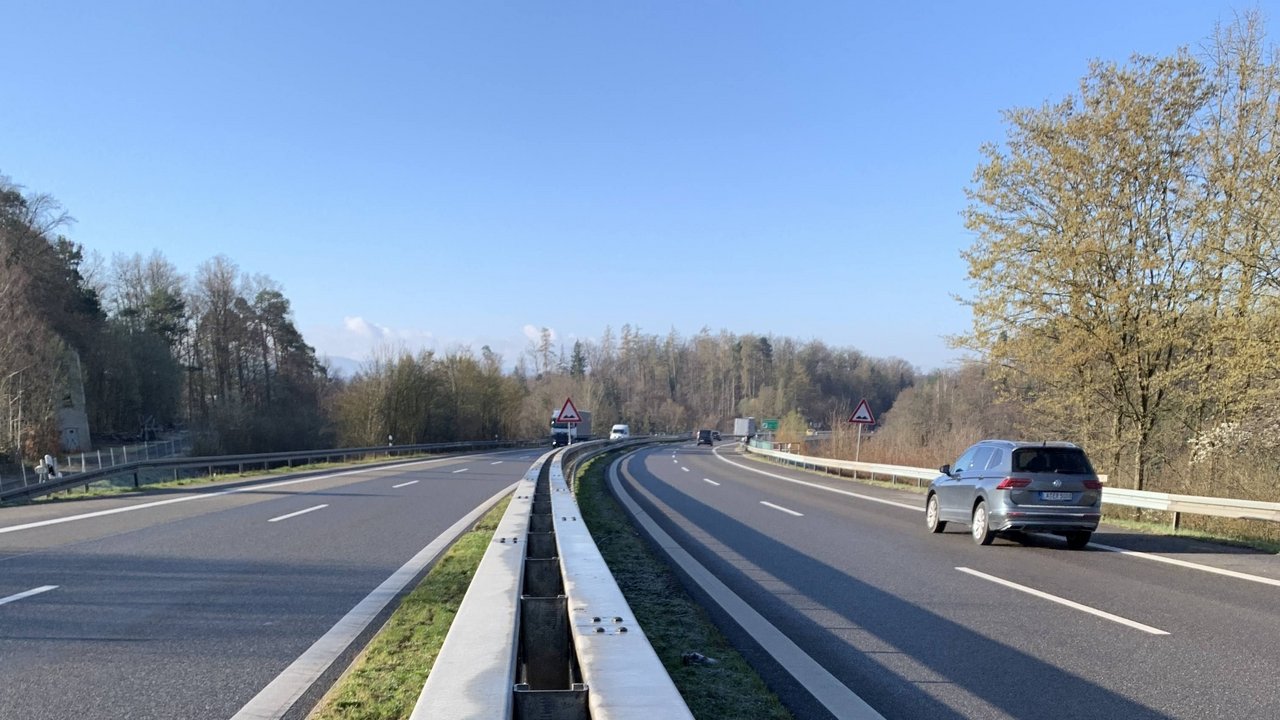 B 27 zwischen dem vom Anschluss der B 464 bei Pliezhausen bis zur Kreisgrenze Reutlingen/Esslingen bei Walddorfhäslach