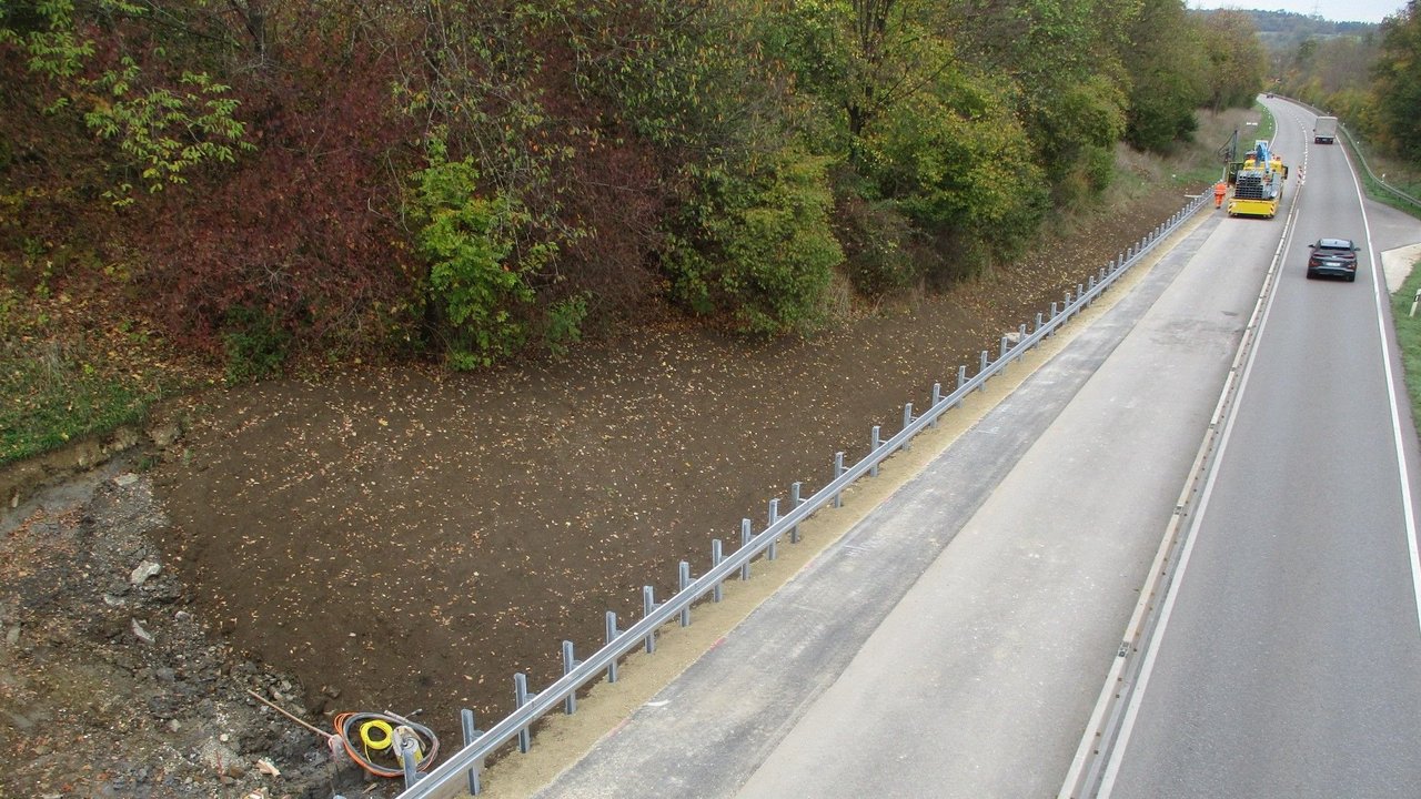 Man blickt auf die B 312 an der Anschlussstelle der L 374 bei Riederich in Blickrichtung Stuttgart bei der Herstellung der Einfädelungsstreifen