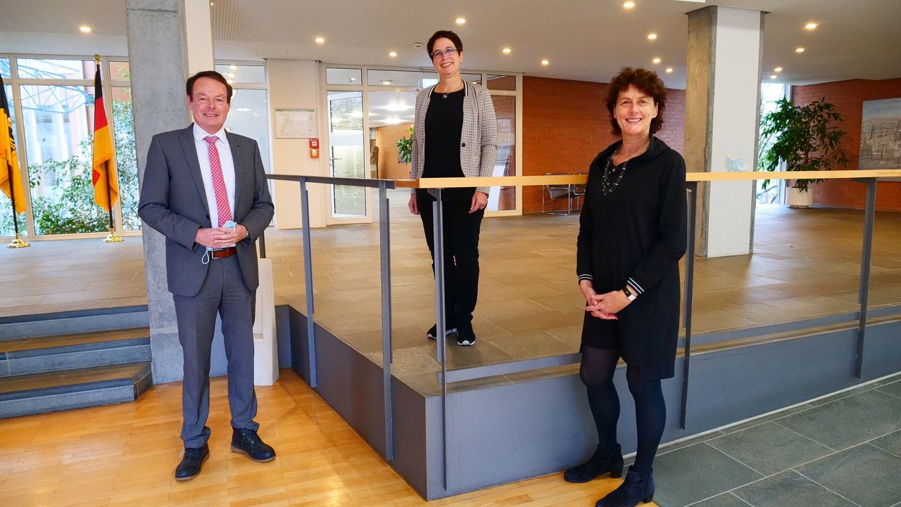 Gruppenfoto von links nach rechts Regierungspräsident Klaus Tappeser, Referatsleiterin Chrisine Baumgart und Abteilungspräsidentin Anita Schmitt im Foyer des RP Tübingen