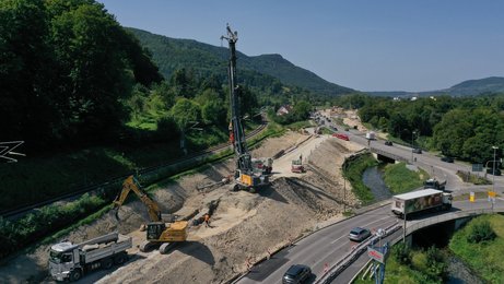 Bohrungen August 2025 Ein großes Bohrgerät auf einer Baustelle