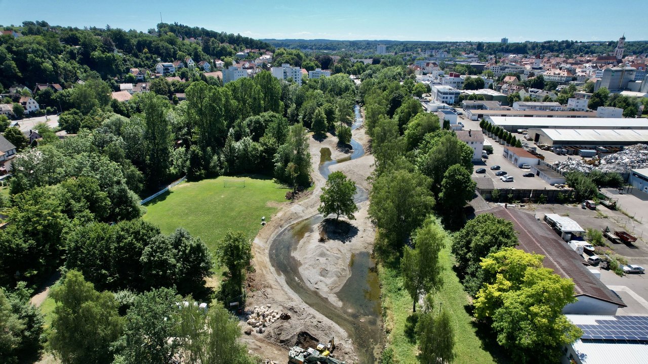 Das Foto zeigt den fast fertigen revitalisierten Abschnitt an der Riß in Biberach in einer Drohnenaufnahme. 