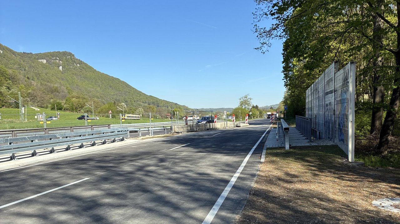 Das Foto zeigt die Brücke über den Brühlbach auf der B 28
