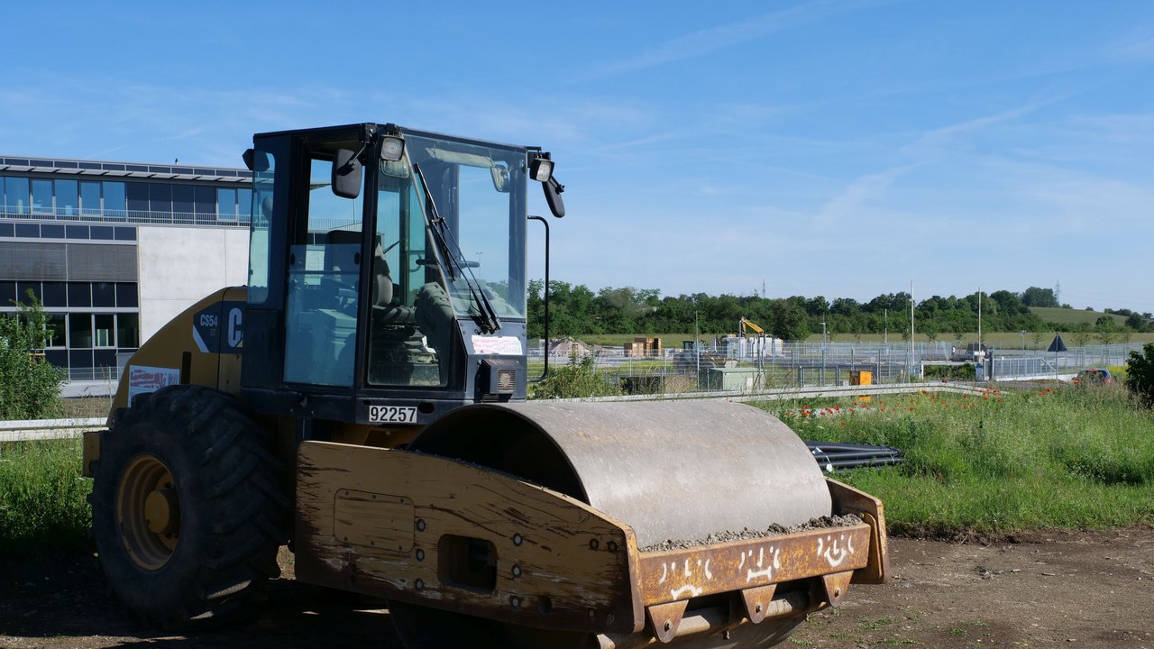 Baustellenfahrzeug auf einer Baustelle