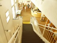 Blick vom 1. Obergeschoss in das Erdgeschoss mit Verbuchung und Lesecafé der Stadtbücherei Pfullingen