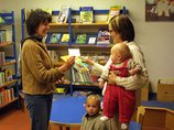 Gemeindebücherei Starzach Büchereileitung und Leserin mit zwei Kindern im Beratungsgespräch in der Gemeindebücherei Starzach