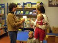 Gemeindebücherei Starzach Büchereileitung und Leserin mit zwei Kindern im Beratungsgespräch in der Gemeindebücherei Starzach