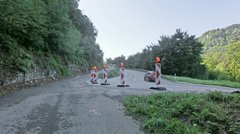 Eine Haarnadelkurve einer Straße an einem felsigen Hang