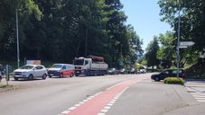 Blick vom Bahnübergang in Richtung Gegenbaurstraße - rechter Gehweg (© Regierungspräsidium Tübingen) Eine Straße und ein Radweg. Auf der Fahrspur, die Richtung Kamera führt, stehen mehrere Fahrzeuge
