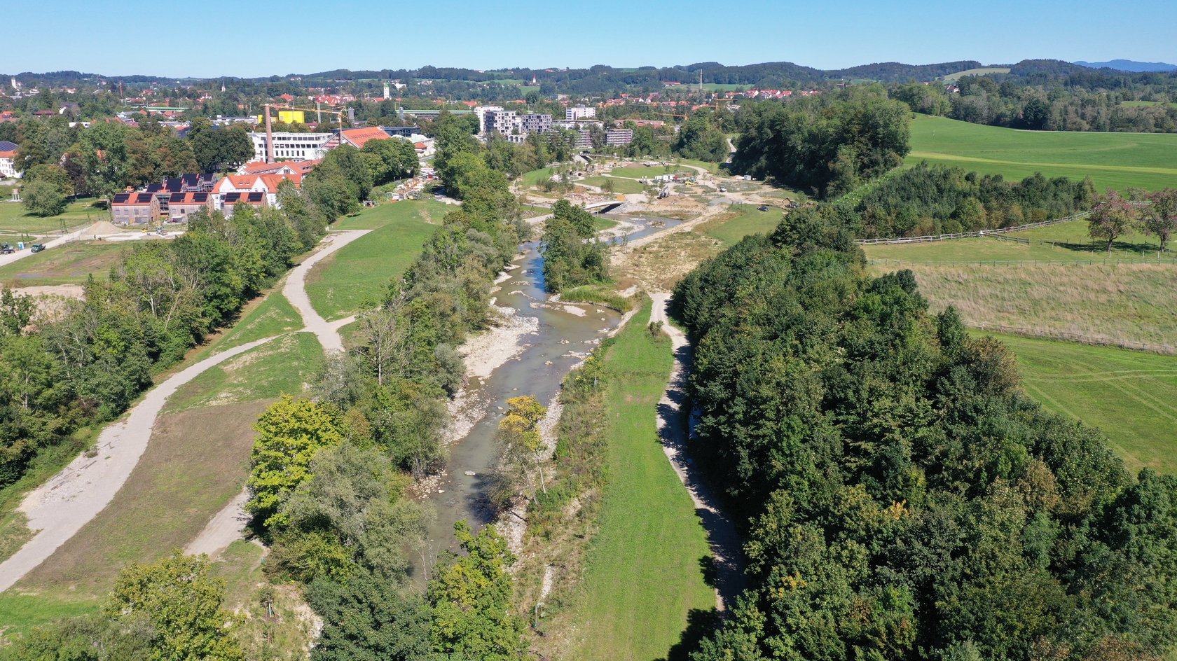 Blick auf die grün bewaldete Flußlandschaft der Argen in Abschnitt 6