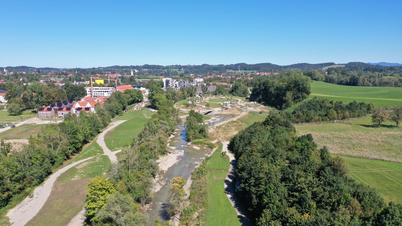 Blick auf die grün bewaldete Flußlandschaft der Argen in Abschnitt 6