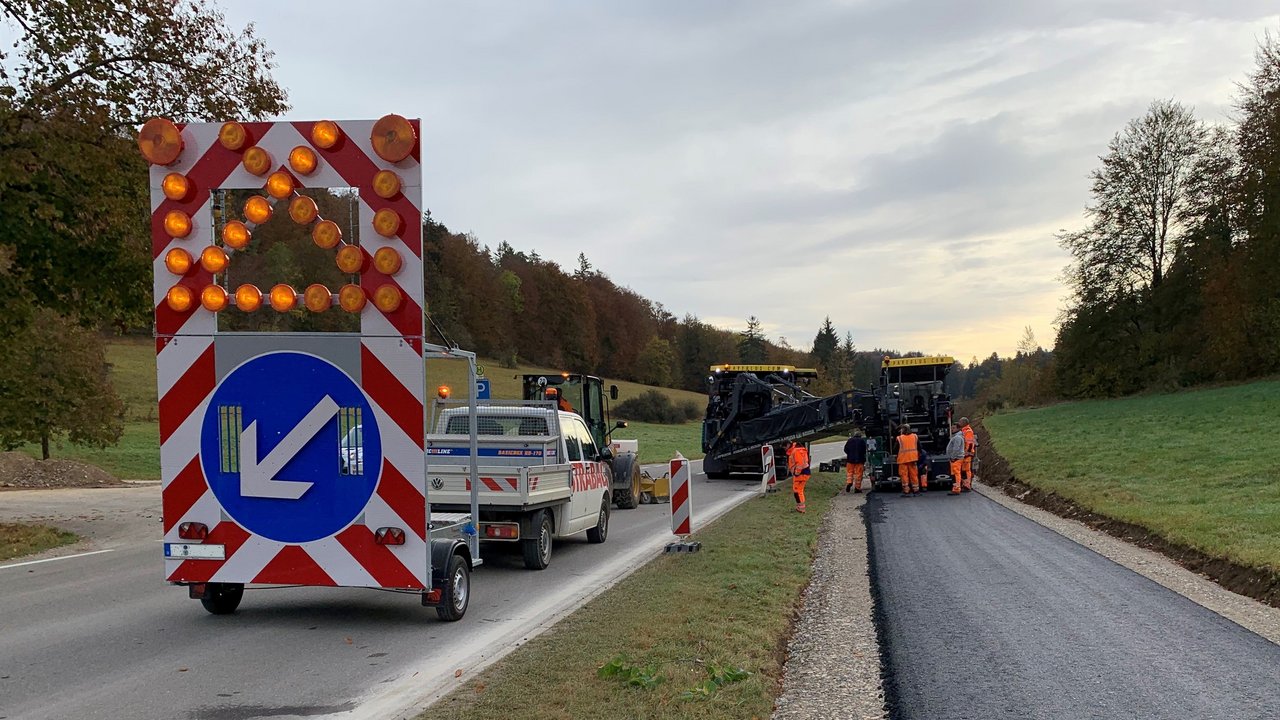 Das Foto zeigt den Bau eines Rad- und Wirtschaftsweges und mehrere Baustellenfahrzeugt