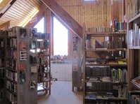 Innenbereich mit Holzregalen der Gemeindebücherei Bisingen in der Hohenzollernhalle