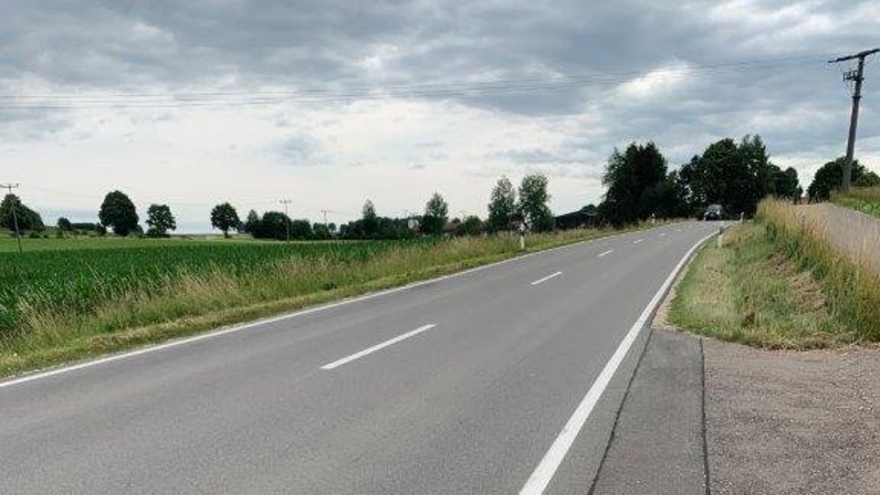 Das Bild zeigt die Landesstraße 24 zwischen Hohenstein-Bernloch bis Ödenwaldstetten. Im linken Bildhintergrund sind Bäume und eine Wiese zu erkennen. 
