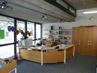 Thekenbereich der Gemeinde- und Schulbücherei Horgenzell im Gebäude der Gemeinschaftsschule
