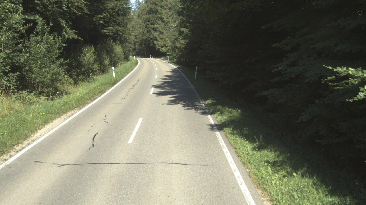 Das Bild zeigt die L 280 Heggbach - Schönebürg die durch einen Wald führt