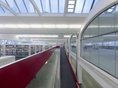 Stadtbücherei Mössingen in der Tonnenhalle im Pausa-Quartier - barrierefreier Zugang Barrierefreier Zugang über eine lange Rampe zur Stadtbücherei Mössingen in der Tonnenhalle