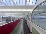 Stadtbücherei Mössingen in der Tonnenhalle im Pausa-Quartier - barrierefreier Zugang Barrierefreier Zugang über eine lange Rampe zur Stadtbücherei Mössingen in der Tonnenhalle