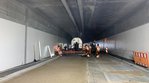 Juli 2025: Aufbringen der Gussasphaltdecke im Tunnel. Asphaltarbeiten in einem Tunnel
