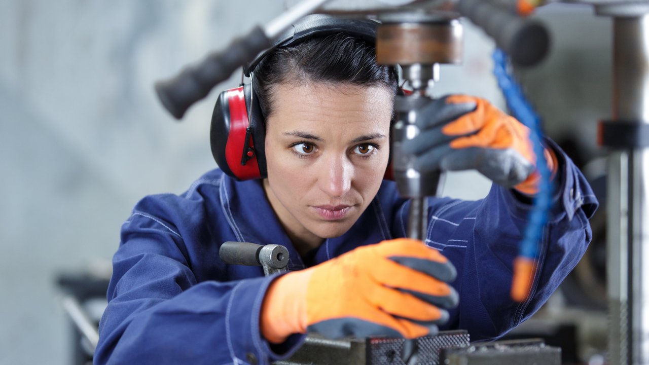 Mitarbeiterin am Drehgerät