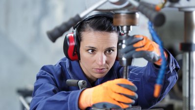 Mitarbeiterin am Drehgerät