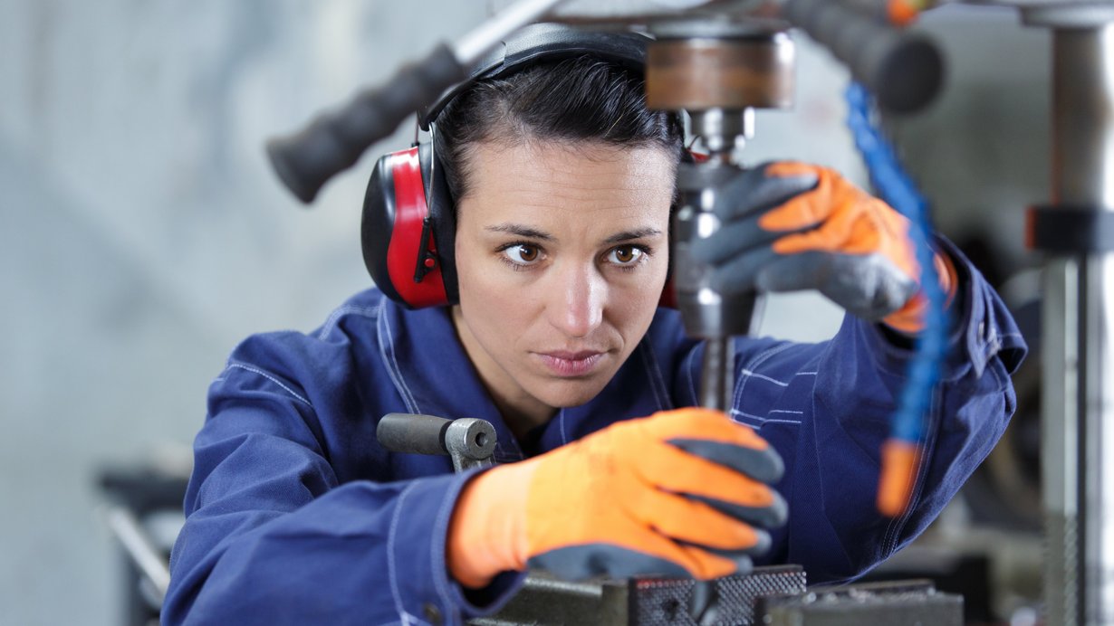 Mitarbeiterin am Drehgerät