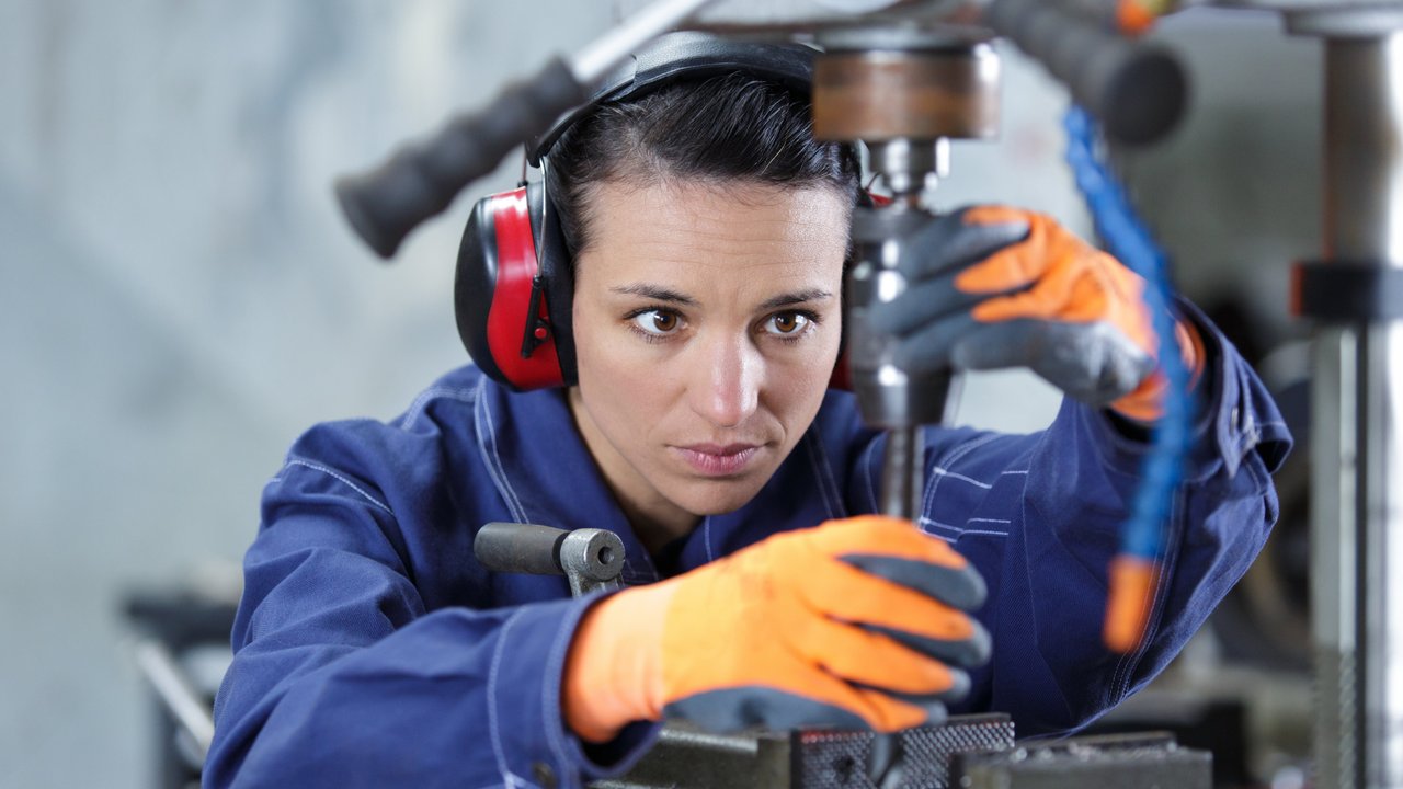 Mitarbeiterin am Drehgerät