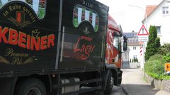 Ein Getränke-Lkw in einer Ortschaft