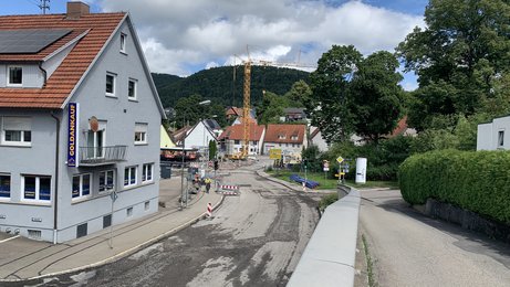 August 2025: Auch in Lautlingen geht es vorwärts. Der vierte und letzte Bauabschnitt der Fahrbahndeckenerneuerung läuft. Eine Straßenbaustelle in einer Ortsdurchfahrt