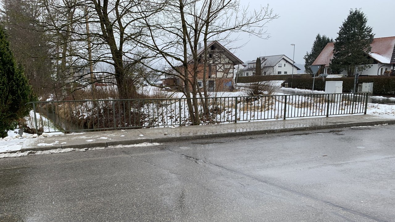 Das Bild zeigt die Brücke über die Weihung in Hörenhausen im Winter.